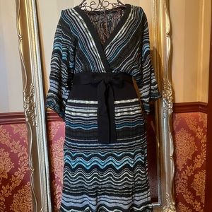 Great flattering Laundry dress. Fabric makes this an every season dress.